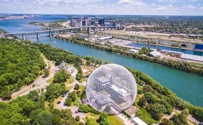 Photo : Caniveau Polydrain en pente continue de plus de 90 mètres à la descente du bassin olympique, Parc Jean-Drapeau.