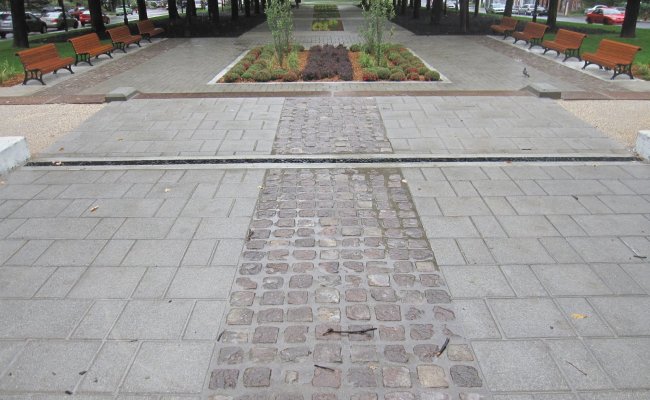 Photo : Trench drain ornemental grate Montreal parc