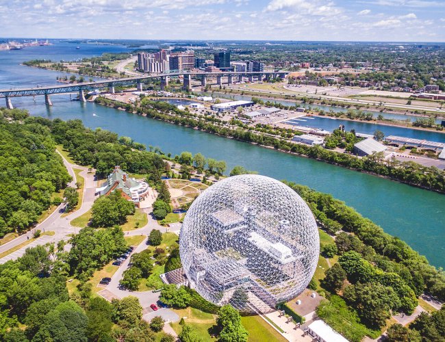 Caniveau Polydrain en pente continue de plus de 90 m&egrave;tres &agrave; la descente du bassin olympique, Parc Jean-Drapeau.
